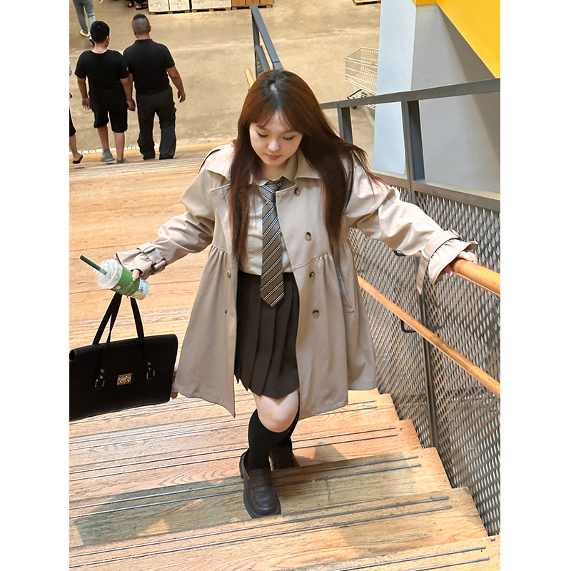 阿车家的大码JK 卡其色中长款风衣女春季新款韩版双排扣短款外套 - 图1