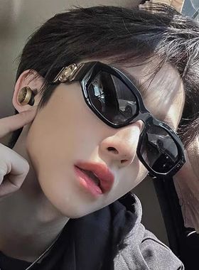 新款2025爆款赵露思同款墨镜松弛感男女通用度假出行凹造型太阳镜