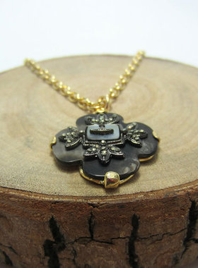 黑色贝壳四瓣花土星项链