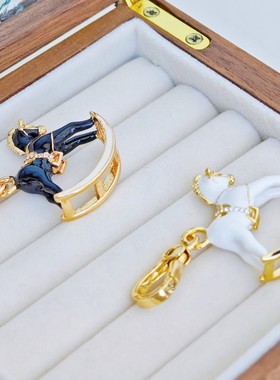 时尚可爱 白色 黑色遥遥马 吊坠--J8021-J8022