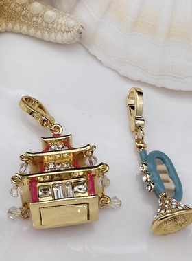 时尚可爱 红色三层亭楼 金蓝色喇叭 吊坠--J8065-J8103