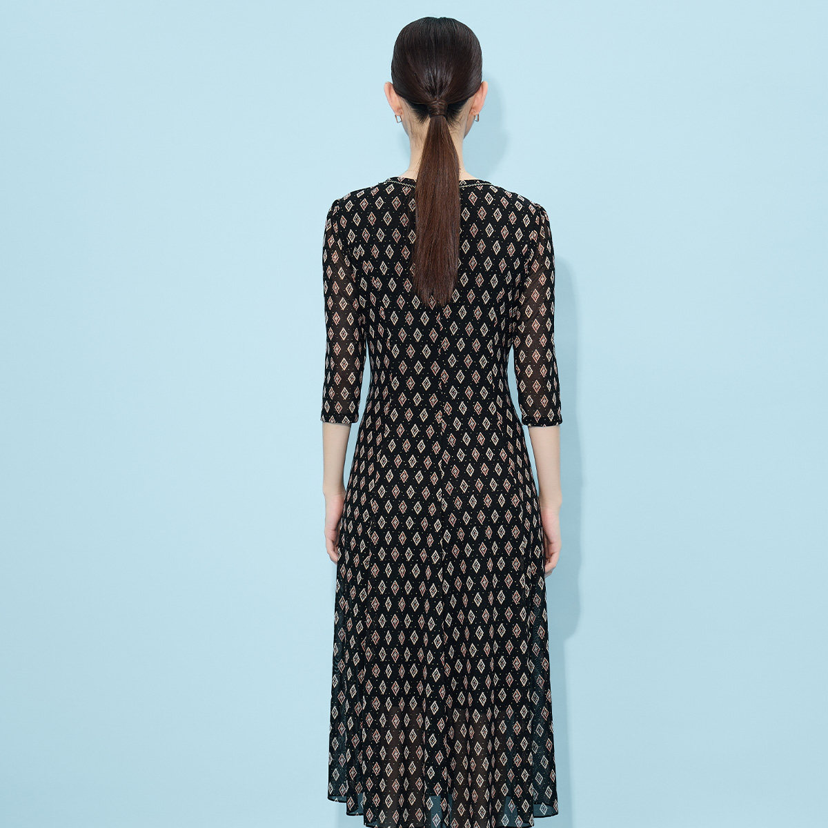 马天奴2025春夏新款黑色菱格印花V领网纱连衣裙子小香风网纱收腰,淘宝优惠券,粉丝福利购,淘宝优惠卷