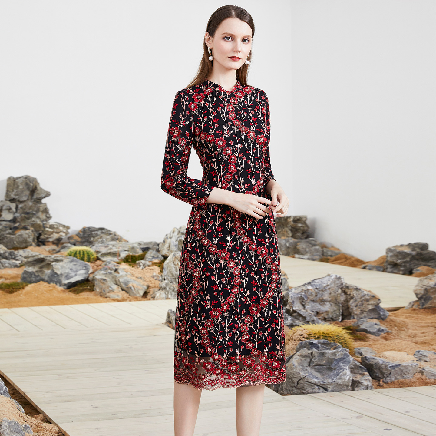 马天奴2025秋冬新款黑底红色小立领刺绣连衣裙子收腰气质时尚女装 - 图2