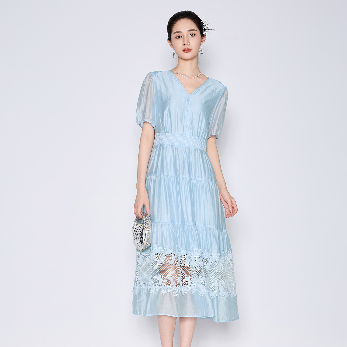 马天奴女装春秋款杏色镂空绣花连衣裙V领收腰泡泡袖气质法式裙子