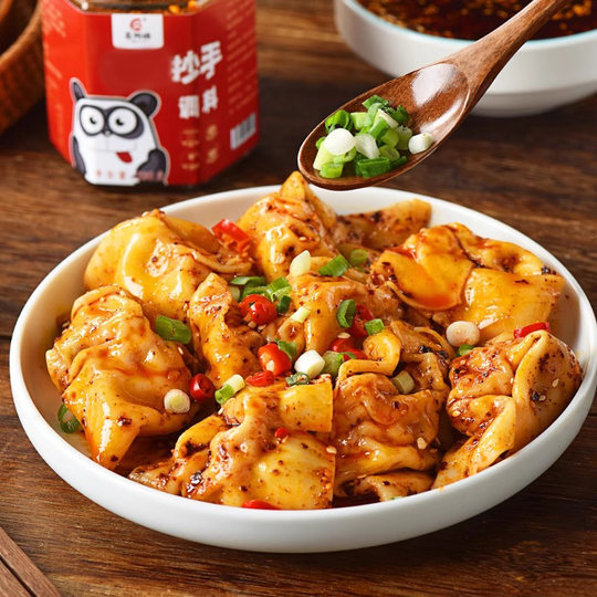 Fideos picantes de Chongqing con albóndigas de aceite rojo