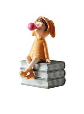 现代创意样板间奶油风儿童房床头柜可爱手办门型时钟摆件陈列搭配