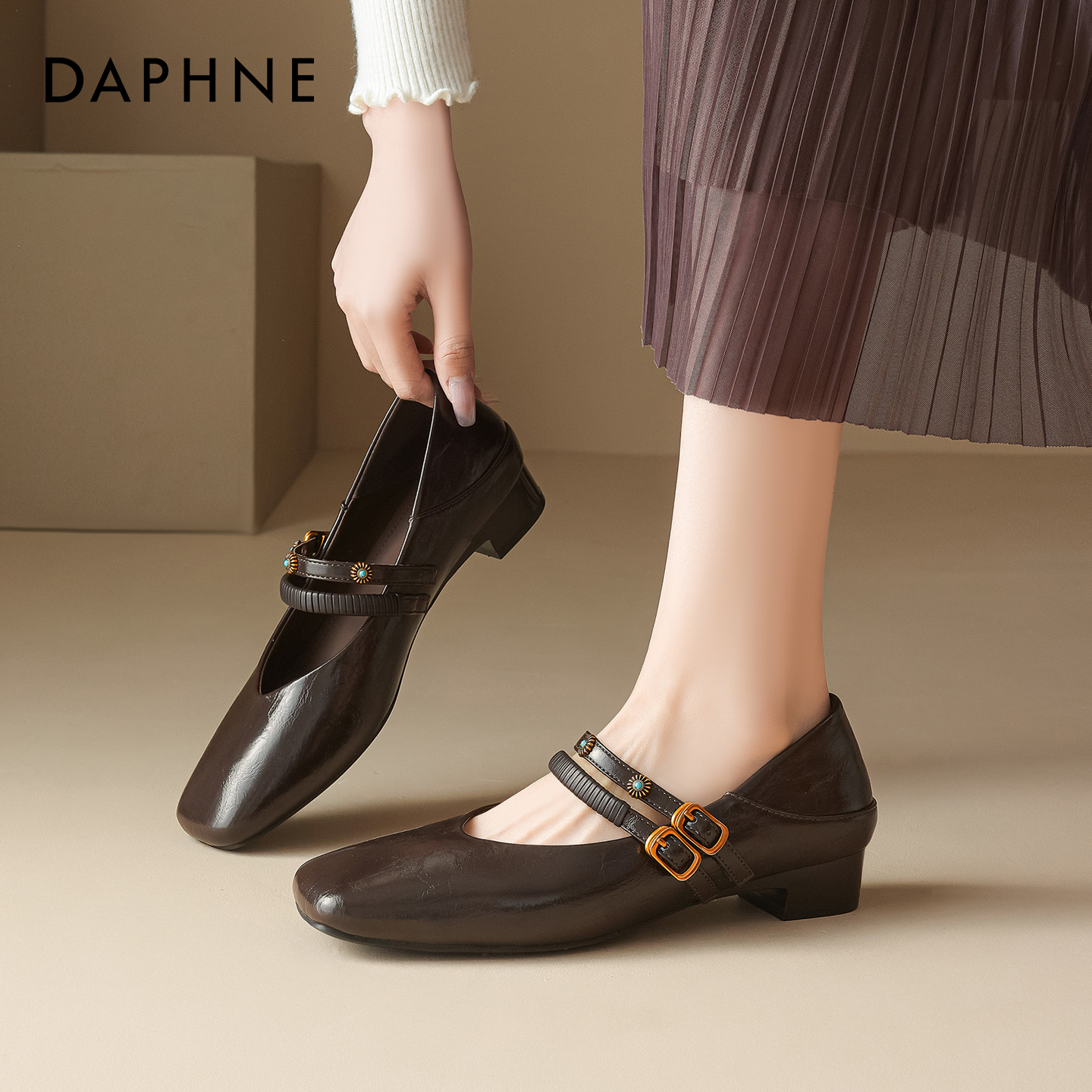 达芙妮玛丽珍女鞋2025新款秋冬棕色复古软底不累脚气质浅口单鞋 - 图0