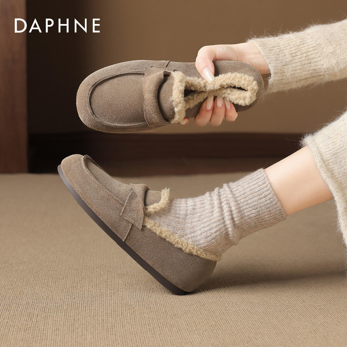 达芙妮平底勃肯鞋女2026新款冬季加绒保暖毛毛鞋子一脚蹬通勤单鞋,淘宝优惠券,粉丝福利购,淘宝优惠卷