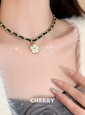 高级感山茶花皮质项链