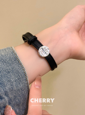 黑色皮绳圆牌字母手链女