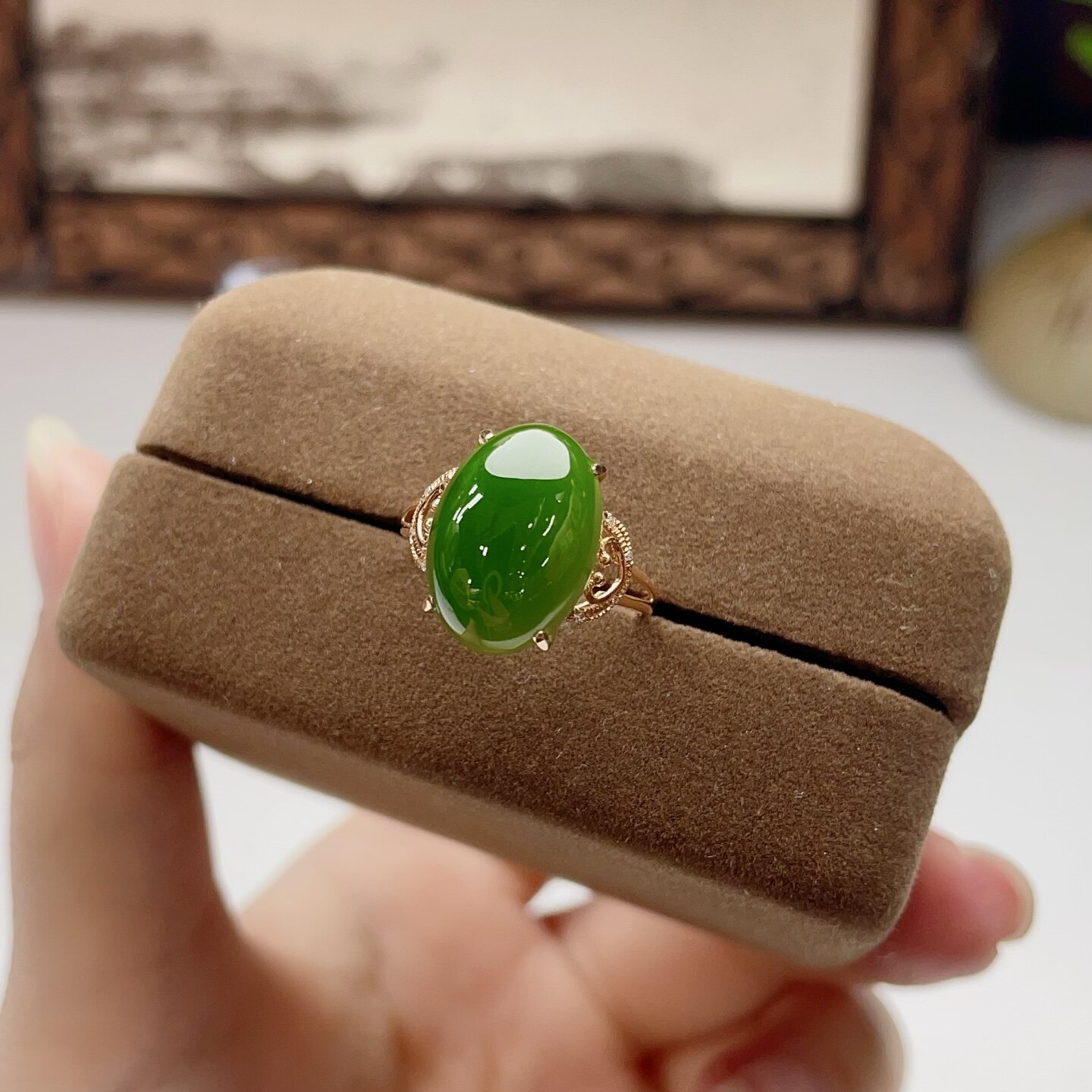 Jasper K gold cabochon ring, 18K gold and exquisitely inlaid with South African real diamonds, spinach green color