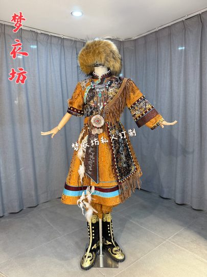 Paillettenbesetztes ethnisches Mariaso-Ewenki-Kostüm für Jungen