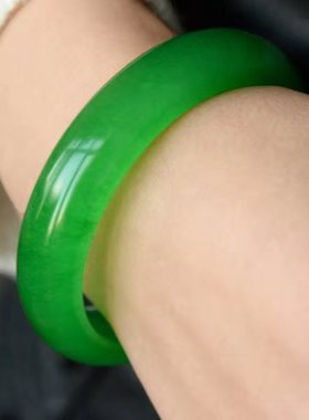 石英岩冰种翡翠色玉手镯女