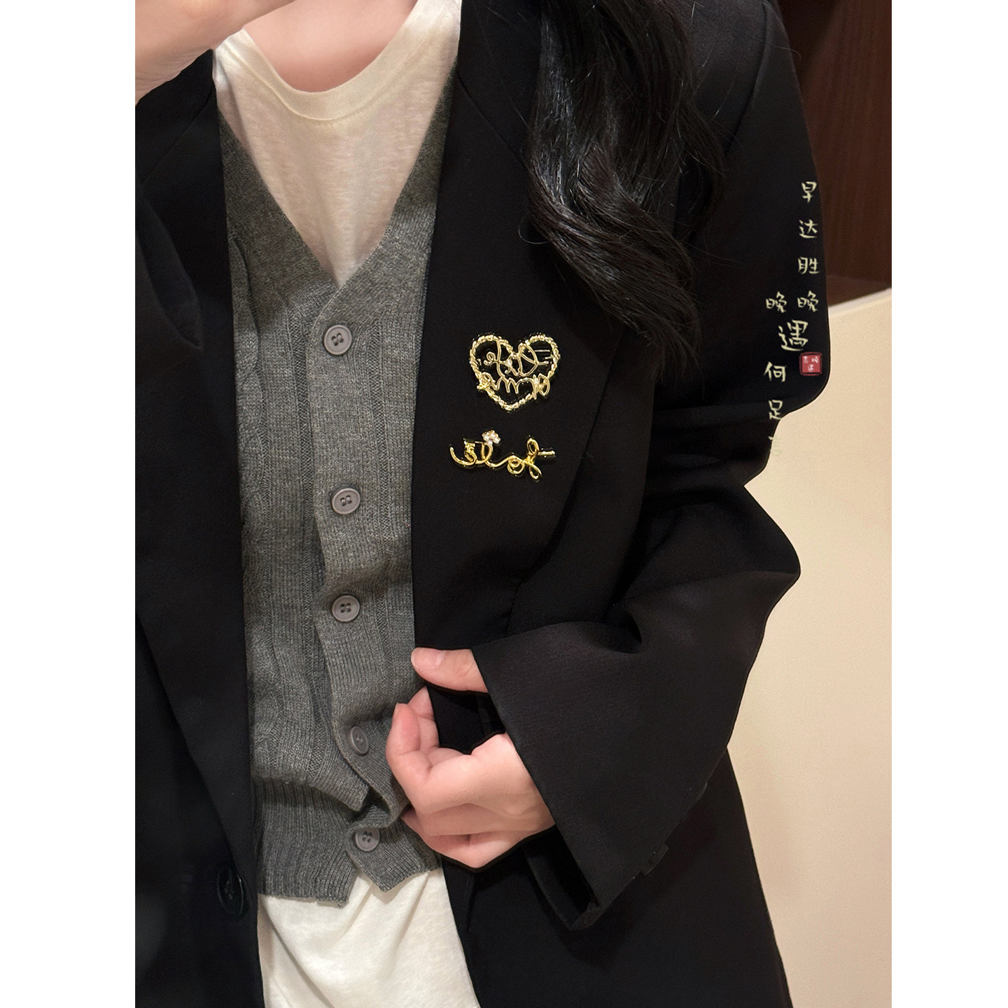 银色爱心字母胸针女款设计感小众搭配毛衣大衣别针高级感轻奢配饰,淘宝优惠券,粉丝福利购,淘宝优惠卷