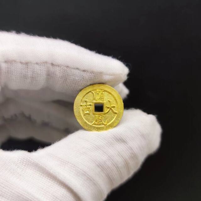 Copper coins for men and women bring good fortune and good luck