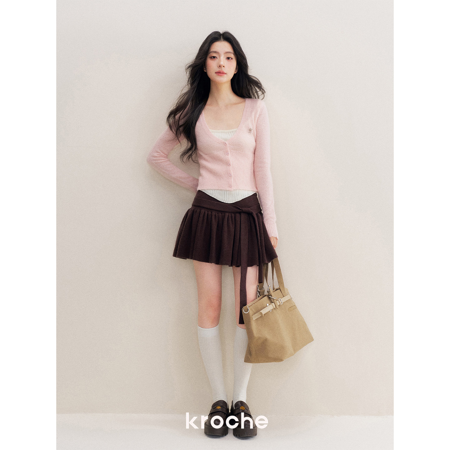 Kroche 25aw 浪漫法式 羊毛混纺 花朵扣撞色V领假两件针织衫打底