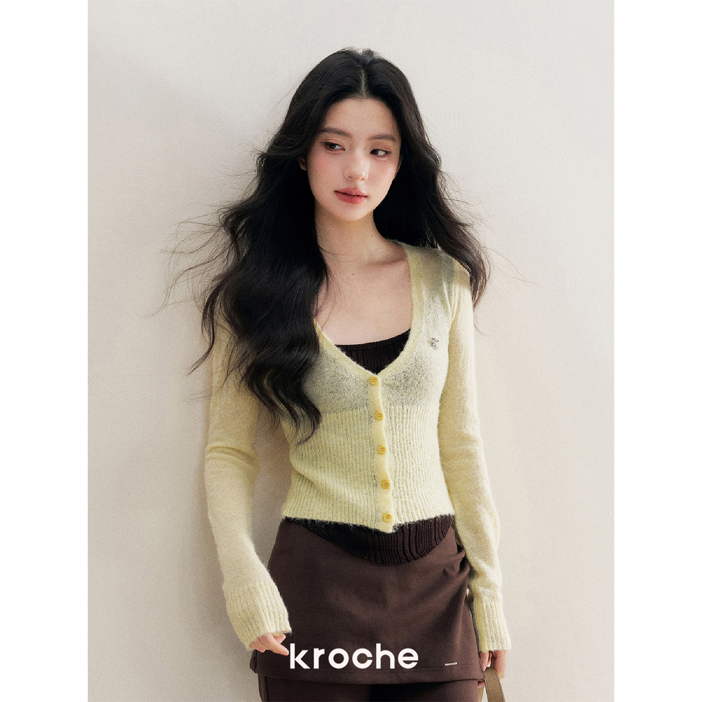 Kroche 25aw 浪漫法式 羊毛混纺 花朵扣撞色V领假两件针织衫打底