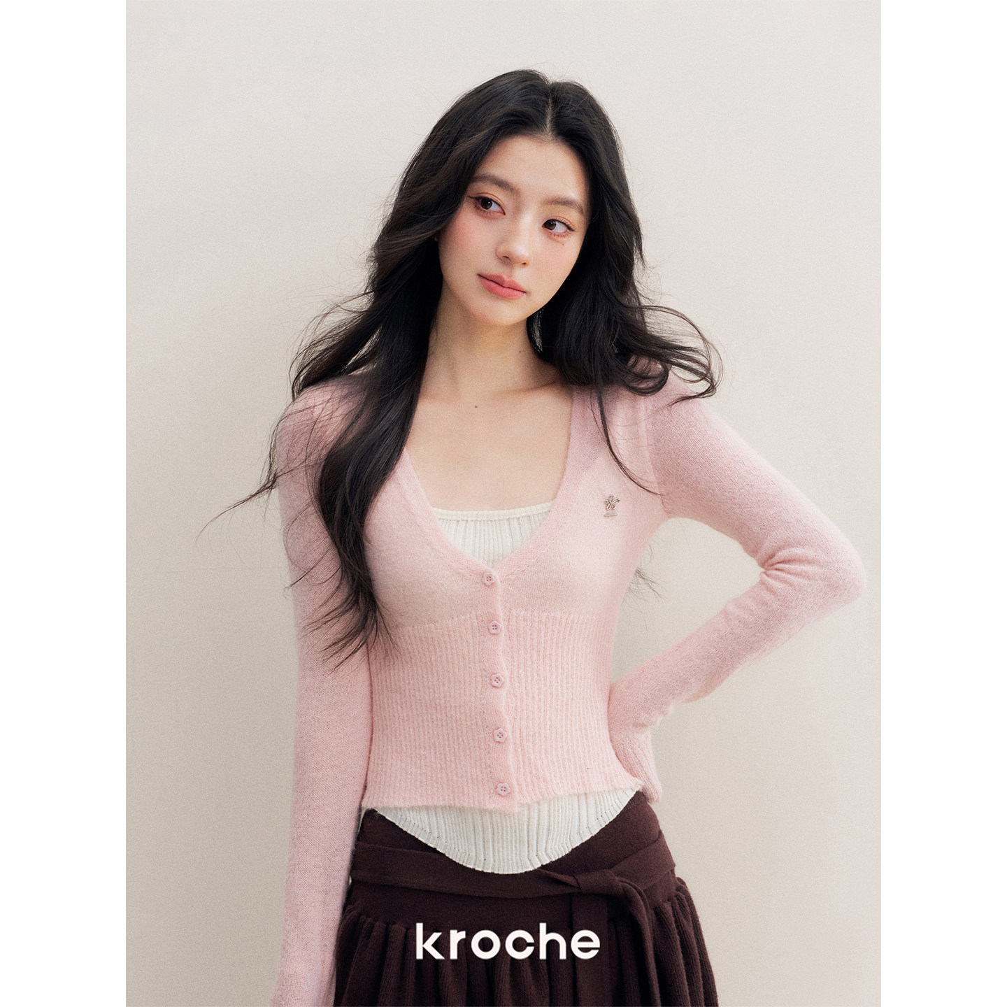 Kroche 25aw 浪漫法式 羊毛混纺 花朵扣撞色V领假两件针织衫打底