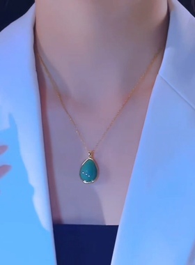 绿色椭圆水滴形项链女夏新款百搭2025款吊坠颈链气质高级感锁骨链
