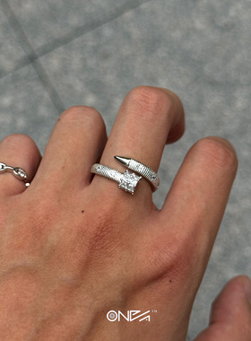 ONEPART满锆铆钉锤纹八芒星开口戒指开口男女铜合金合成锆石戒指