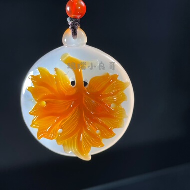 天然玛瑙俏色巧枫叶吊坠精工雕刻风情万种挂件男女款送礼佳品