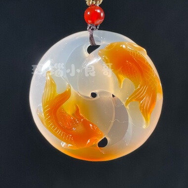 玛瑙俏色巧雕莫比乌斯环双鱼吊坠天然玛瑙纯手工雕刻男女款项链