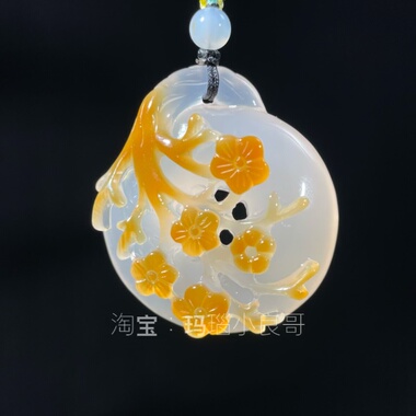 天然玛瑙俏色巧雕梅花吊坠精工玉髓梅花项链女生挂件饰品送礼佳品