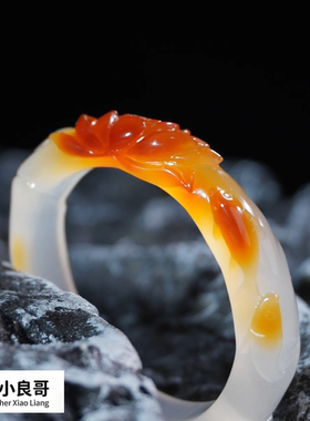 精工俏色巧雕双鱼荷花手镯