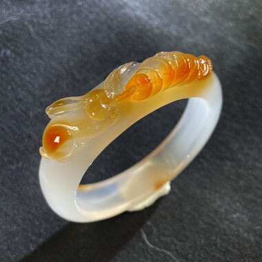 天然玛瑙俏色巧雕金钱小兔手镯精工雕刻生肖手环女生送礼佳品