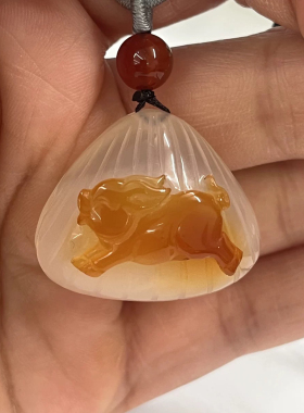 天然玛瑙俏色巧雕掌上明珠生肖生肖猪吊坠纯手工雕刻男女贝壳挂件