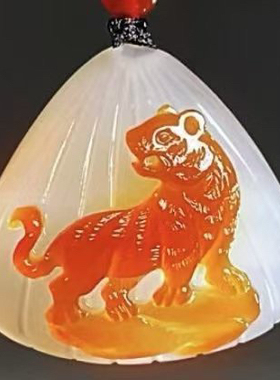 纯天然玛瑙俏色巧雕虎虎生威掌上明珠吊坠手工雕刻男女款贝壳挂件