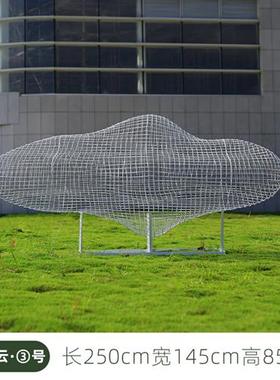 户外不锈钢镂空云朵摆件玻璃钢人物景观小品景区网红大型雕塑定制