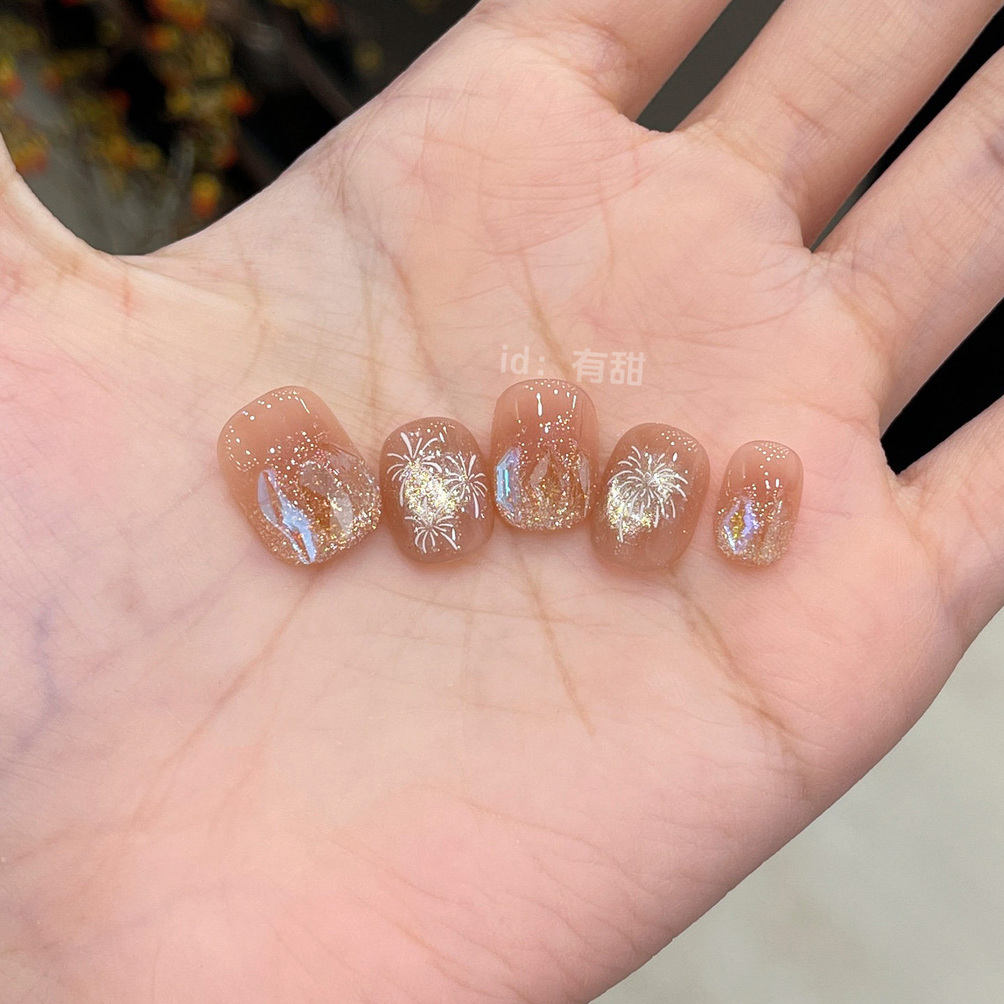 裸色穿戴甲短款手工绝美烟花穿戴美甲2025新款高级感爆款指甲贴片,淘宝优惠券,粉丝福利购,淘宝优惠卷