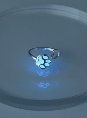 无聊了手上戴个能发光的猫爪子!