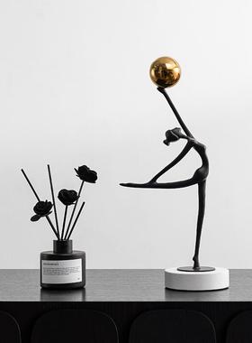 轻奢金属瑜珈人物摆件高级感小众跳舞女孩样板房客厅电视柜装饰品