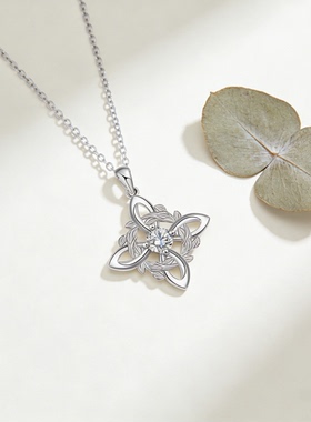 原创设计十字四角形花环项链女士个性小众饰品衣服搭配装饰吊坠