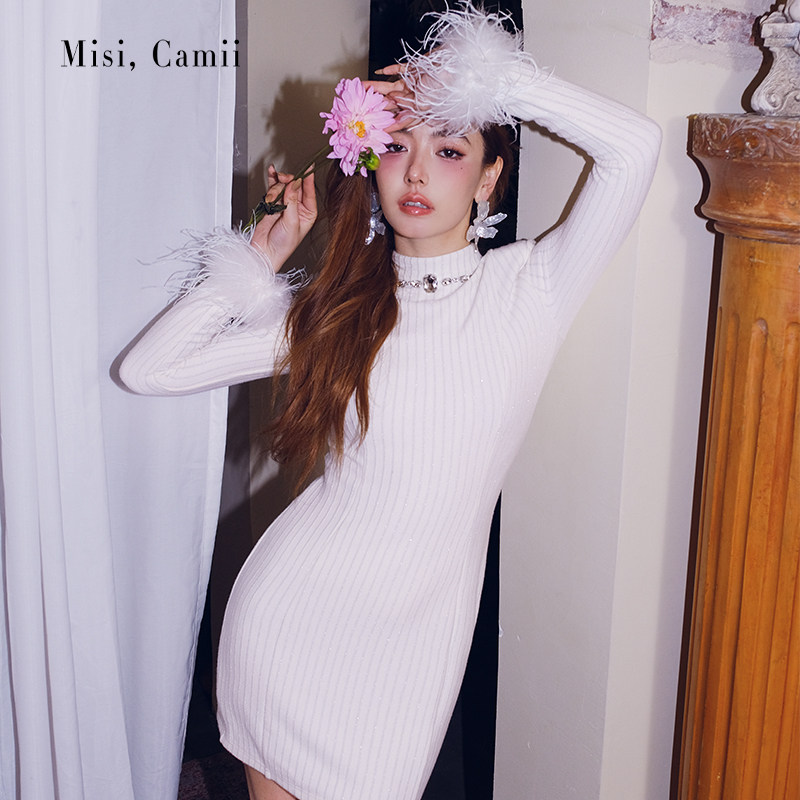 Misi.Camii早秋新款设计师品牌名媛风时尚感钻饰羽毛袖针织连衣裙