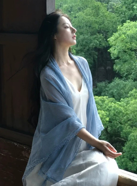 清冷蓝色披肩女外搭配裙子