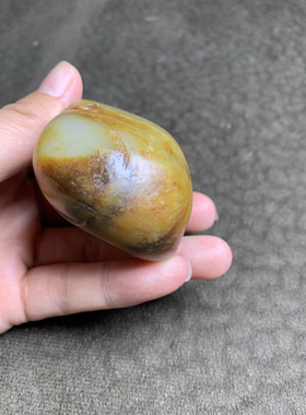 毕业级新疆和田玉籽料独籽黄油沁人财两旺手把件