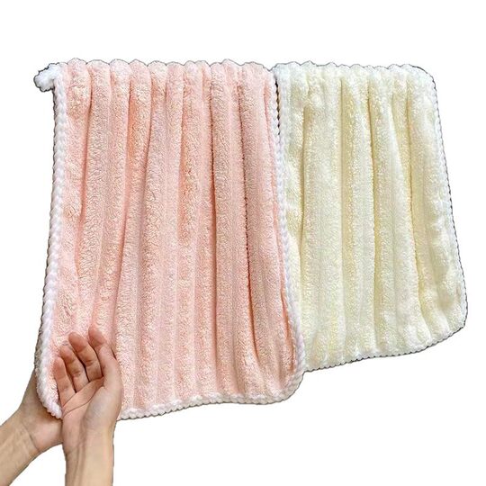 Coral velvet hand towel absorbs water, does not shed lint, and dries quickly