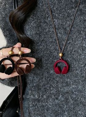 嘻哈风 红色植绒耳机吊坠项链女秋冬复古2025新款长款毛衣链配饰