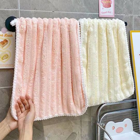 Coral velvet hand towel absorbs water, does not shed lint, and dries quickly