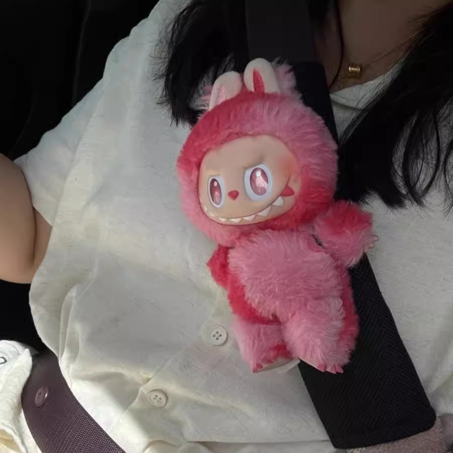 汽车安全带护肩labubu娃衣123代套装公仔玩偶车内装饰创意防勒脖 - 图1