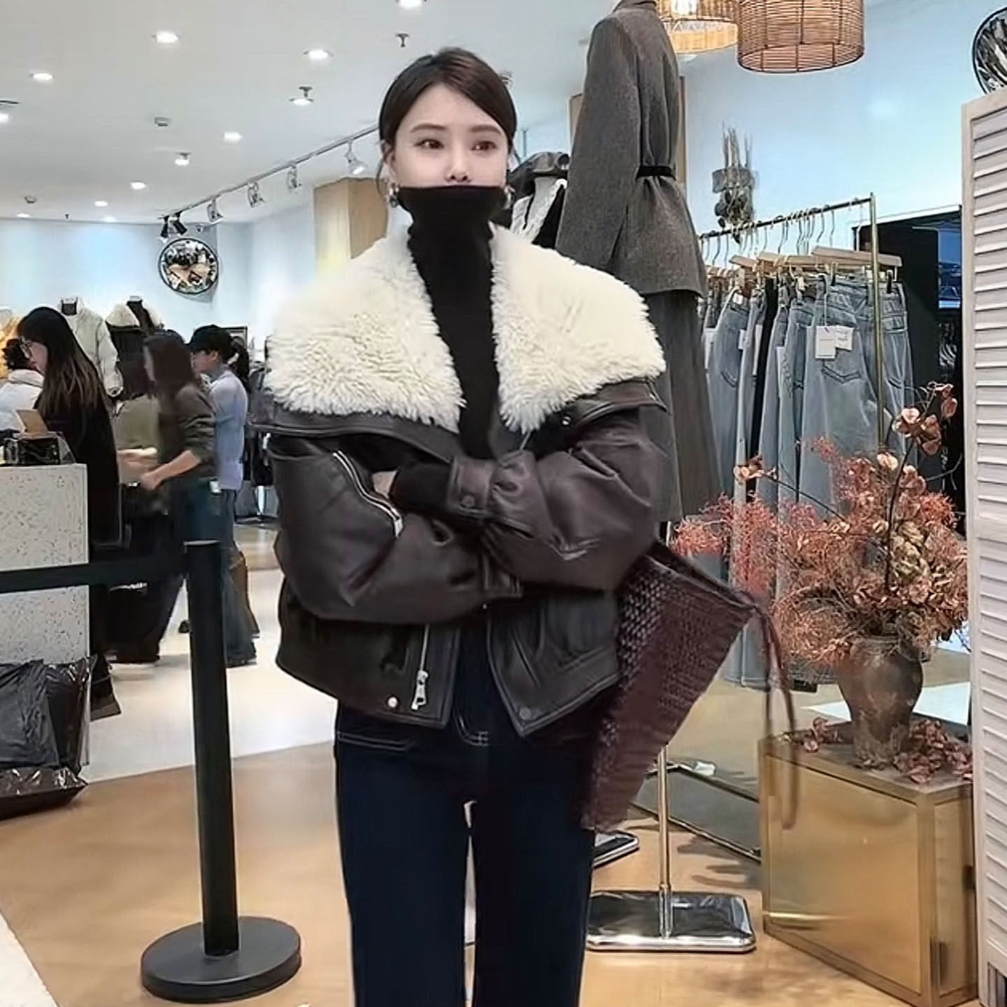 羊羔毛大领子加绒皮衣女冬季加厚保暖2025新款宽松显瘦蛋白皮夹克,淘宝优惠券,粉丝福利购,淘宝优惠卷