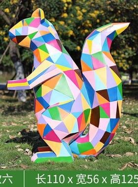 玻璃钢创意彩绘松鼠幼儿游乐园几何色块动物雕塑商场小区户外摆件