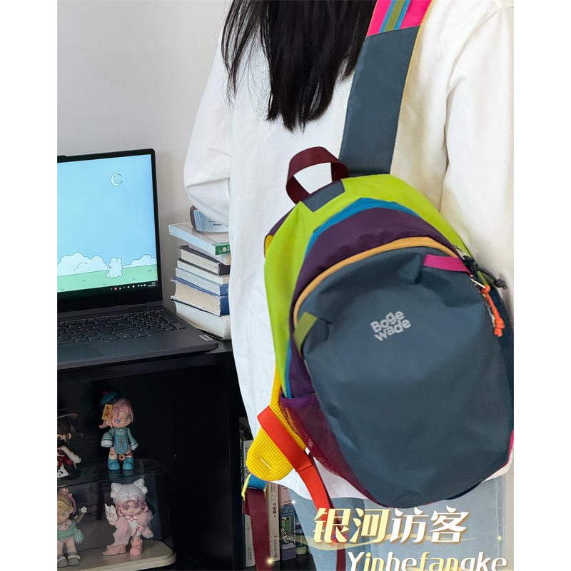 小众多巴胺撞色户外小号双肩包大学生通勤旅行包儿童出游小背包潮 - 图1
