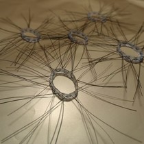 The horsetail furlock is not falling and the hair does not fall off the black horsetail hair