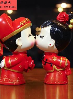 情侣亲嘴结婚娃娃摆件陶瓷活动金童接吻中式中国红瓷器人偶小摆件