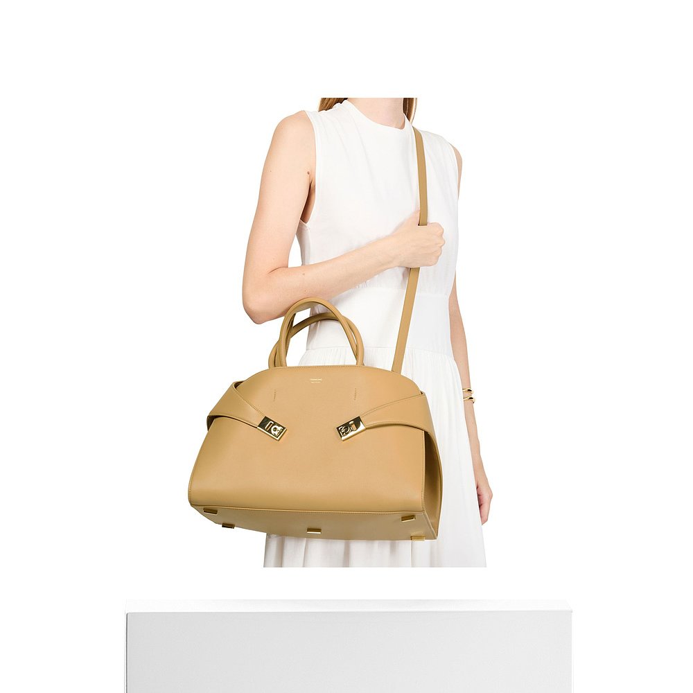 香港直邮Salvatore Ferragamo Hug 单肩包 FER2C48H - 图3