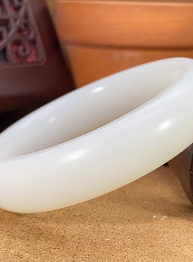 和田玉白色圆条手镯女款经典款